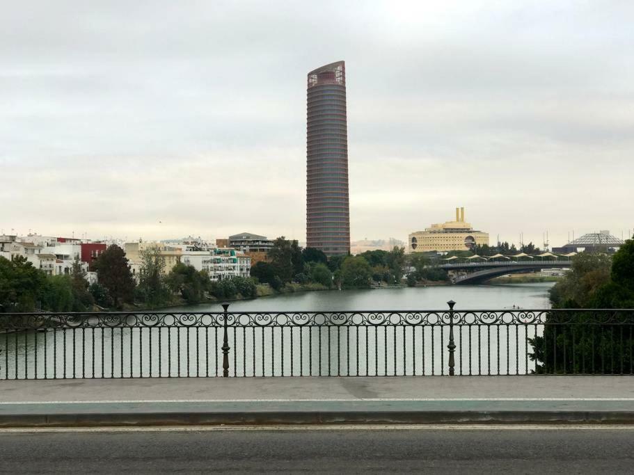 Triana Cerca Del Puente Hotel Sevilla Exterior foto